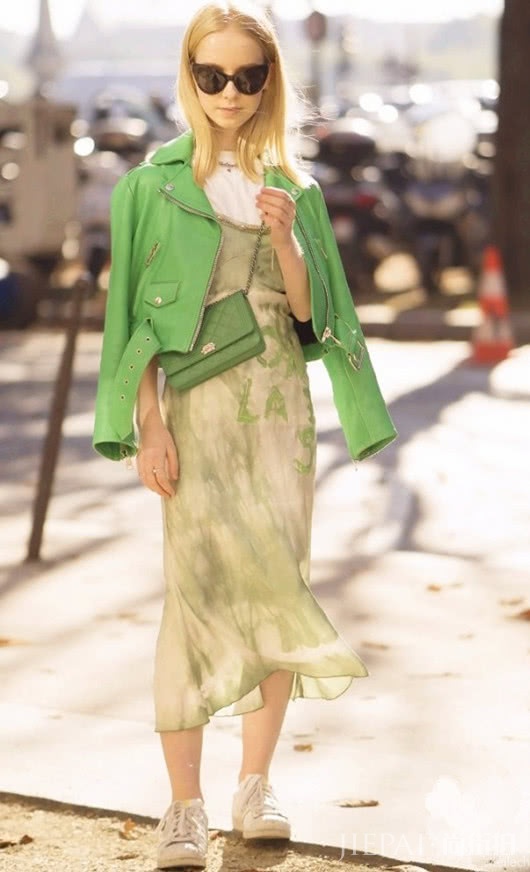 当皮夹克遇上裙子,可酷可美