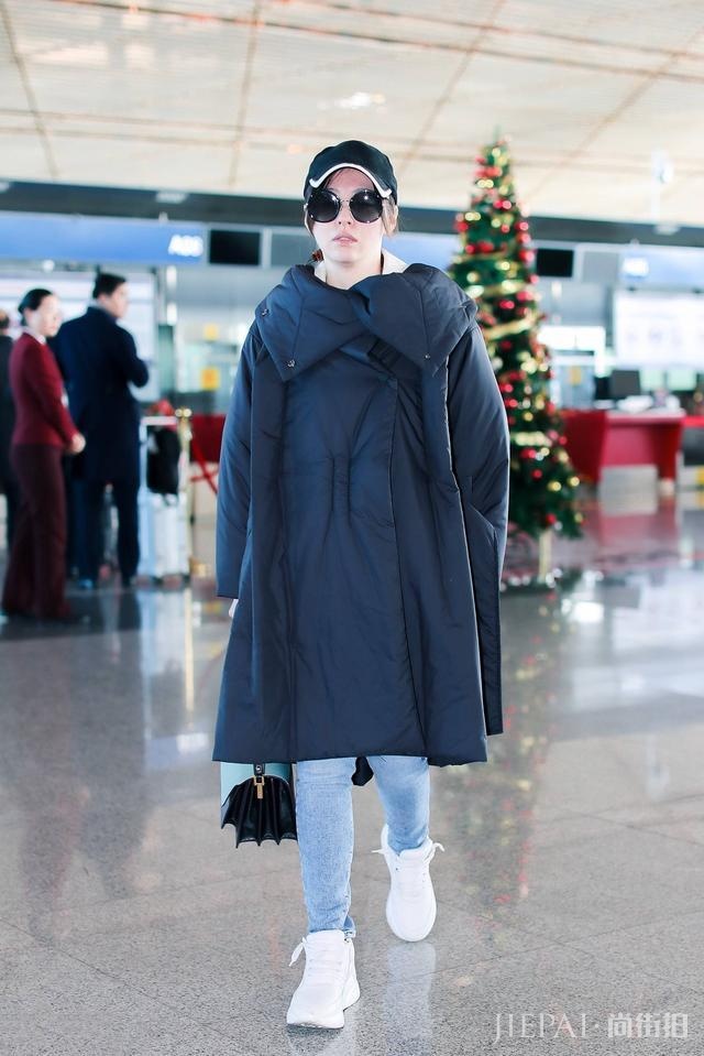 张靓颖机场又穿大羽绒服瘦腿裤,只是换个发型最少年轻10岁!