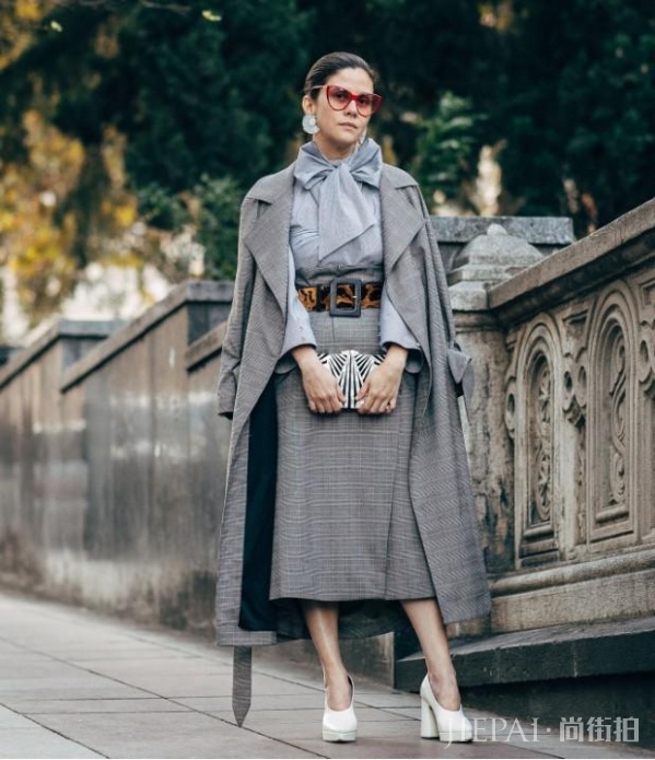 深灰色格纹大衣怎么搭配 沉稳大方全靠它