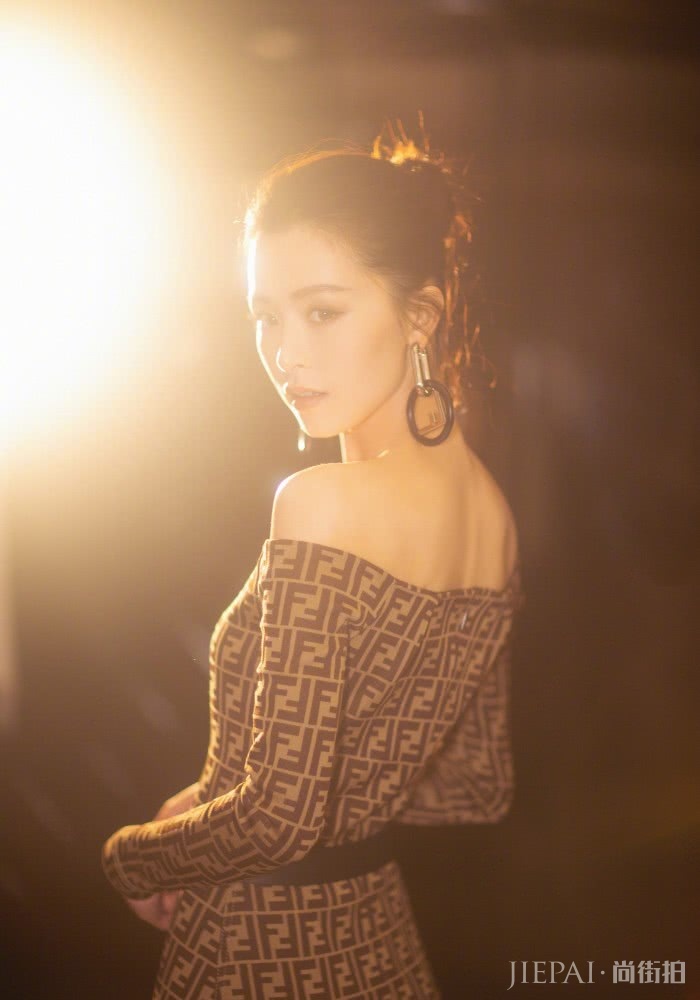 文咏珊宣传新剧《风声》,穿露肩连衣裙搭配知性优雅