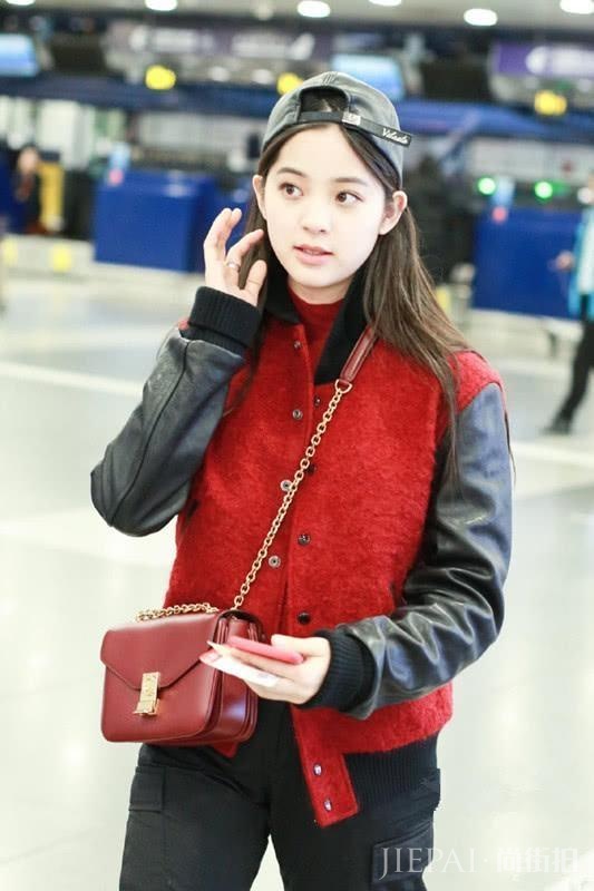 欧阳娜娜穿红黑色拼接夹克, 配一条工装裤, 反戴帽子显俏皮!