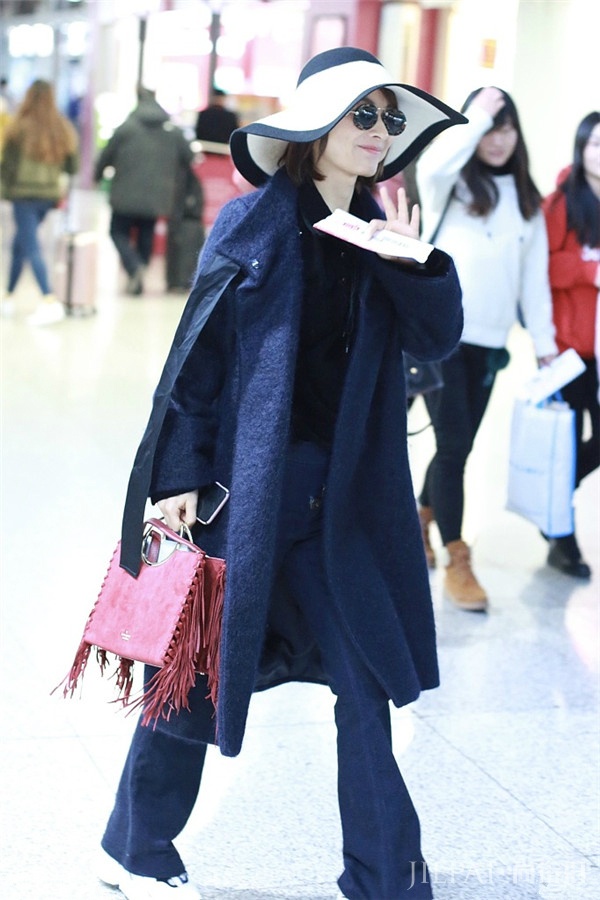 吴昕宽檐帽,硬把机场走成秀场了