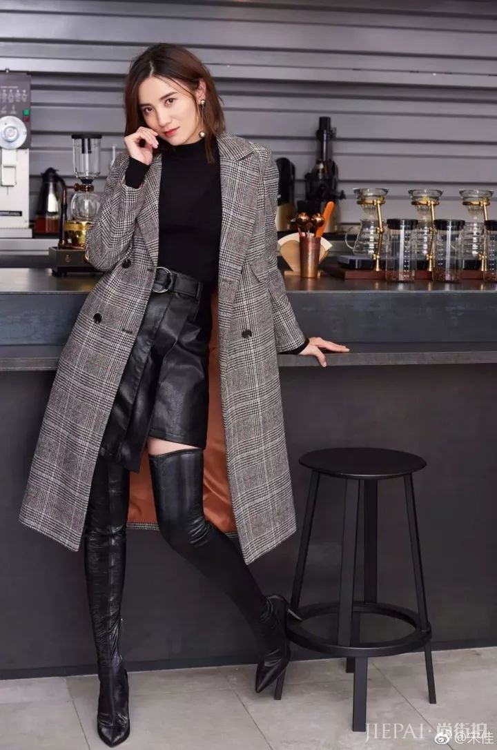 长大衣里面套裙子,竟然这么好看!