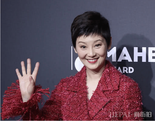 徐帆也紧追潮流, “狗啃刘海”短发加“起球”大衣, 帅气优雅两不误