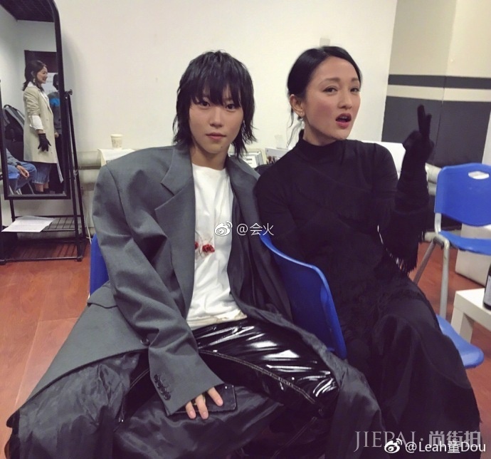 窦靖童周迅一起拍照，网友：一个发型师做的头发