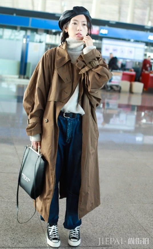 “小章子怡”现身机场,穿咖啡棕大风衣,这个“歪头杀”有点萌!