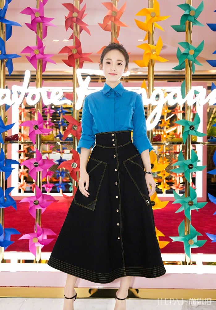 张佳宁扎丸子头再搭配蓝色衬衣,可爱又俏皮