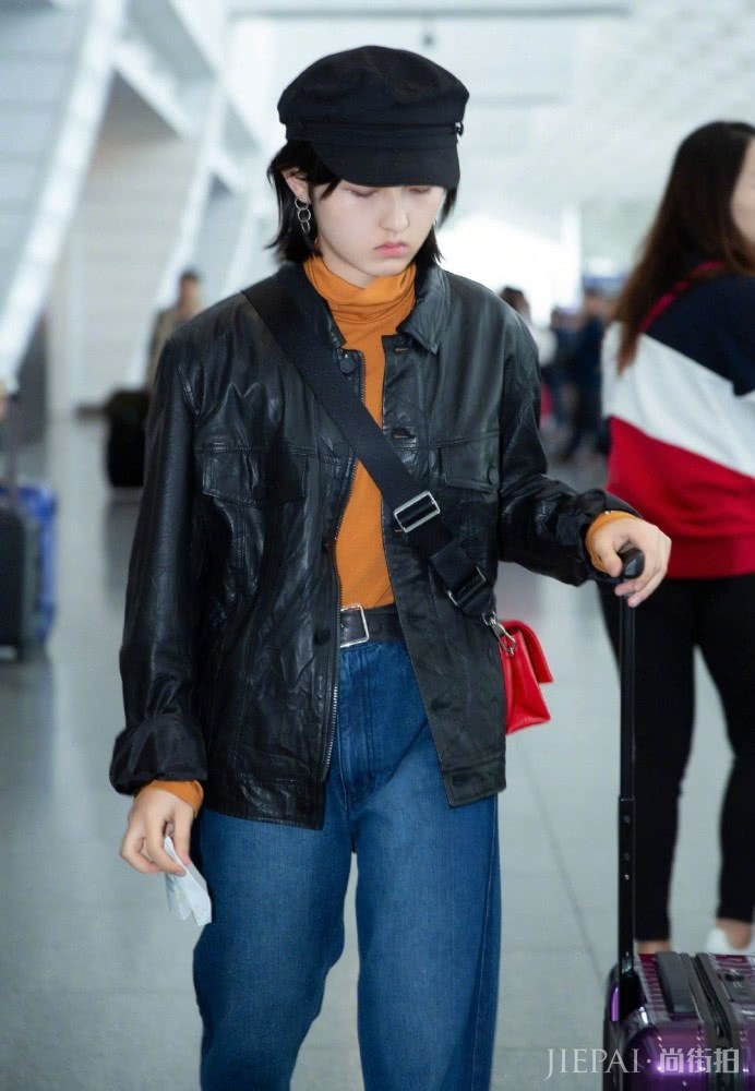 张子枫私服穿搭真心不错,学她这样穿你也能青春俏皮