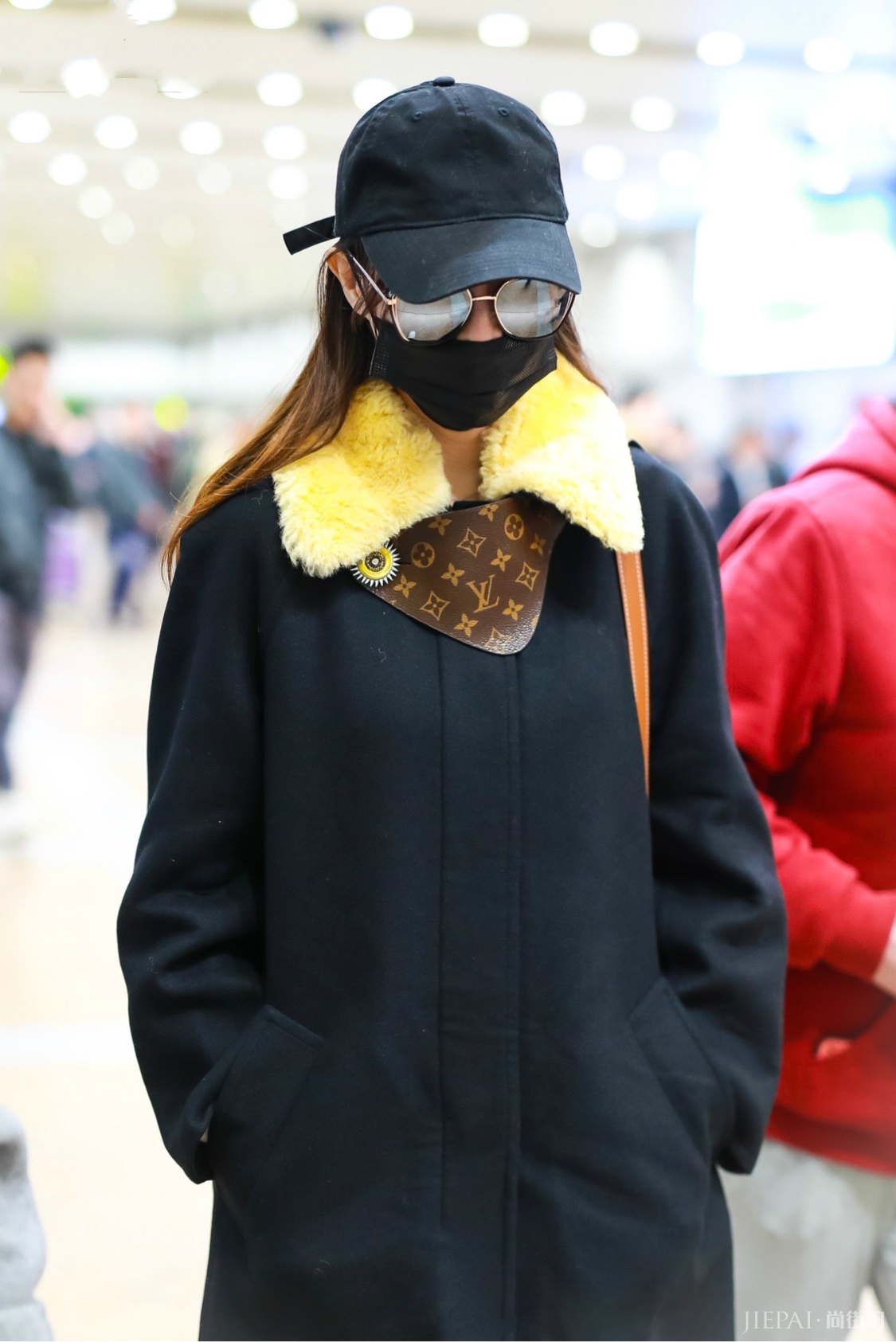 唐嫣机场秀画风大变,3万8的大衣露出LV标签