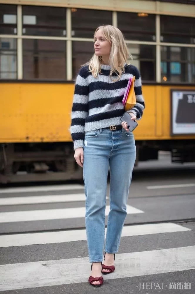 毛衣+牛仔裤,再加上一双大长腿实力抢镜,穿出简约清爽感
