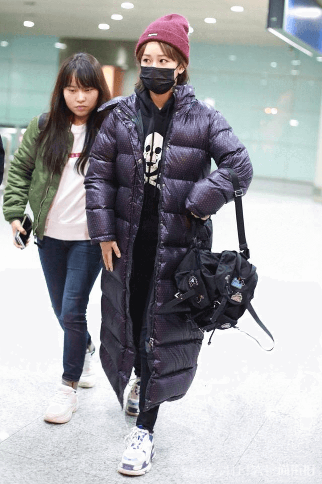 杨紫穿应援羽绒服走机场,内搭卫衣换个色显白太多,实力宠粉