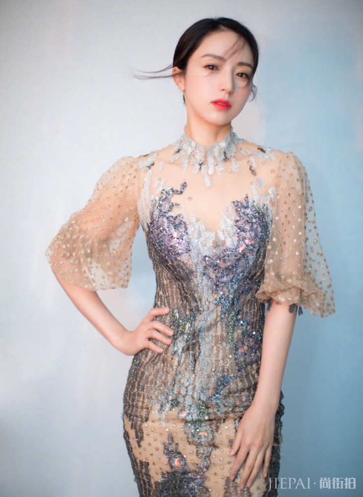 董璇太惊艳!穿修身亮片裙秀“S”身材,美的不像样