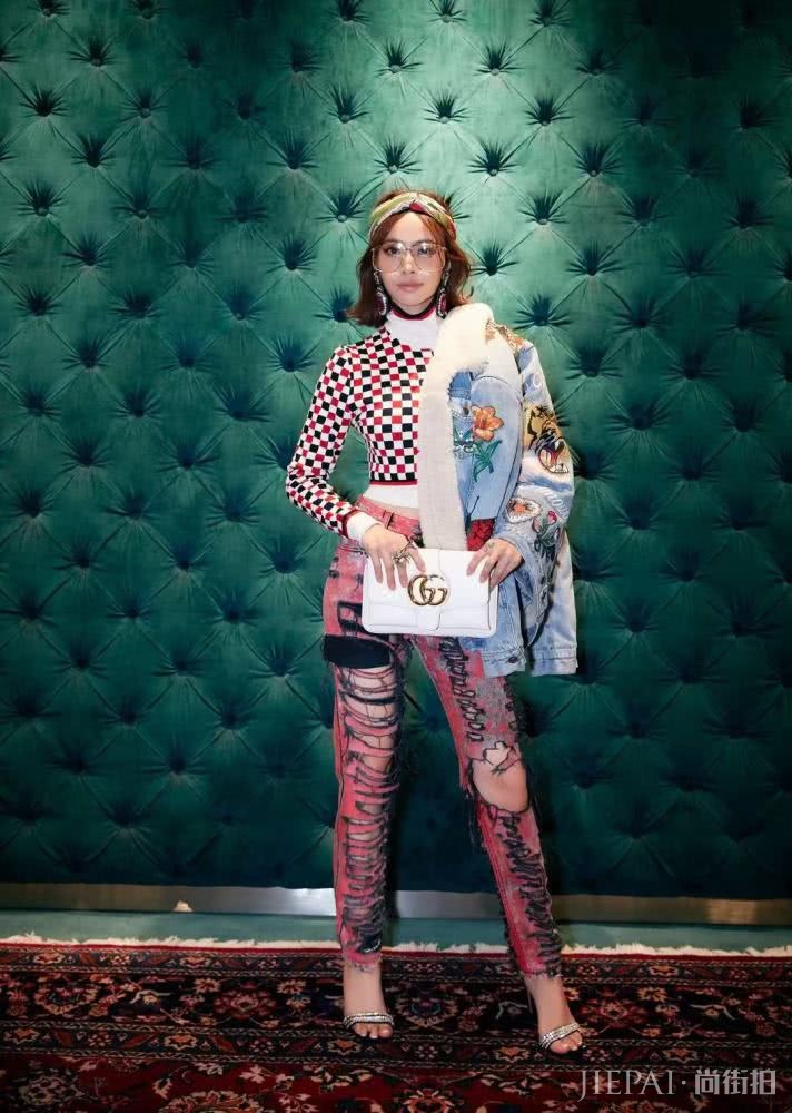 蔡依林两次撞衫李宇春,这回挑战长款羽绒服,小个子的她能赢吗?