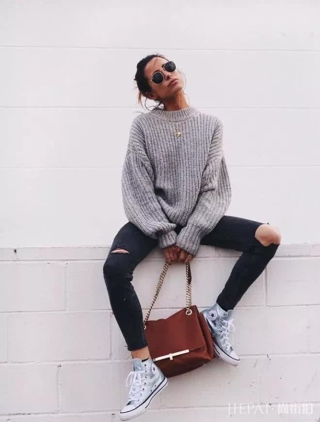 毛衣+牛仔裤,再加上一双大长腿实力抢镜,穿出简约清爽感