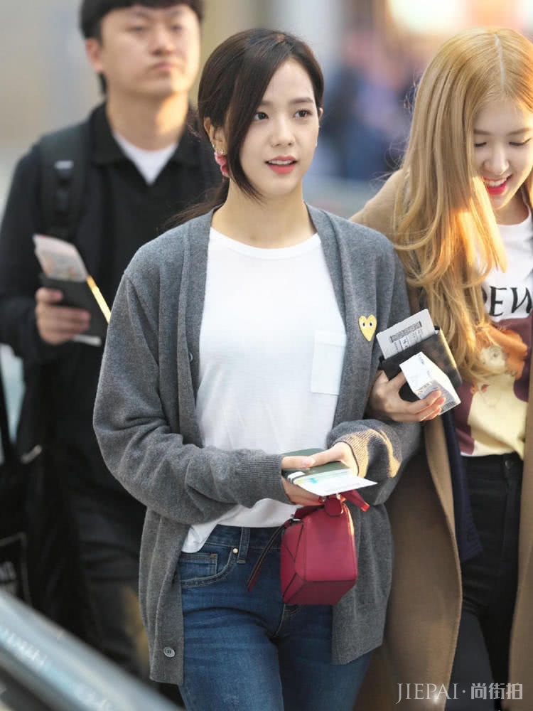 韩国女团Lisa穿垮肩大衣，Jennie露脚跟