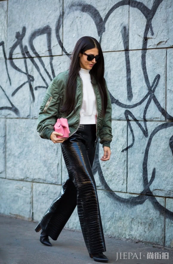 穿上一件温暖纯色毛衣,让简约与优雅并行