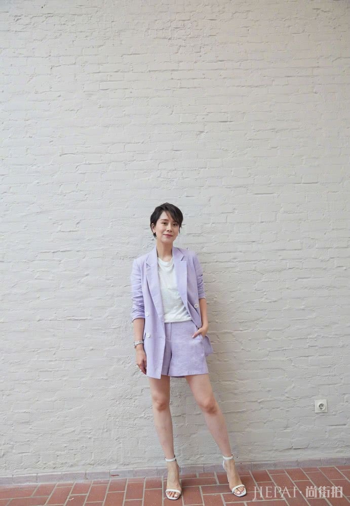 海清穿白色印花长裙 时尚又优雅