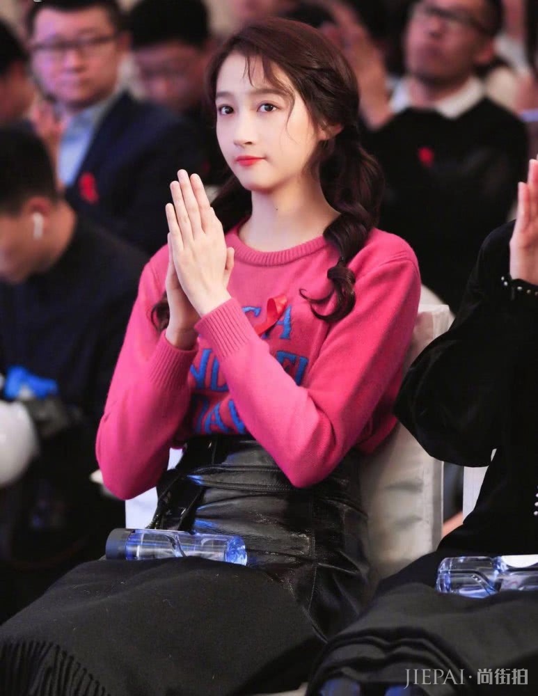 关晓彤扎双马尾穿短裙,穿出了美少女该有的样子