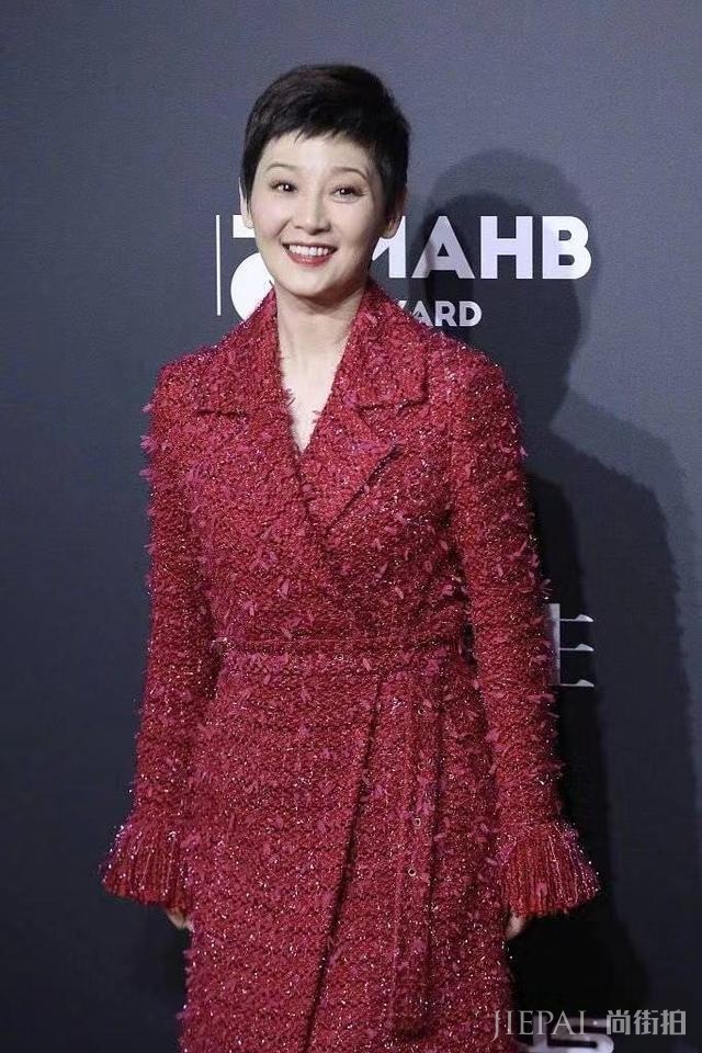 徐帆也紧追潮流, “狗啃刘海”短发加“起球”大衣, 帅气优雅两不误