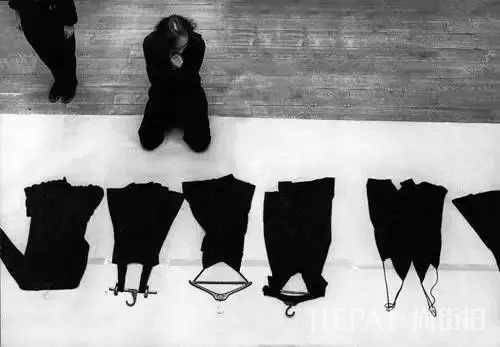 “爱穿黑色的女生，到底有多时髦？”