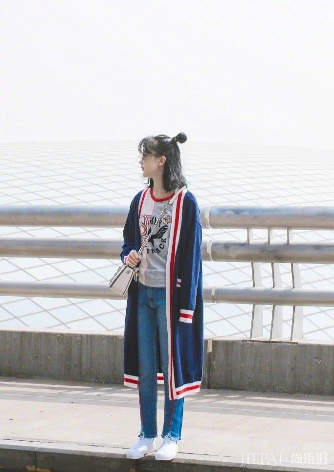 长款针织衫怎么搭配好看?学杨超越这样穿美翻了,时髦又显气质