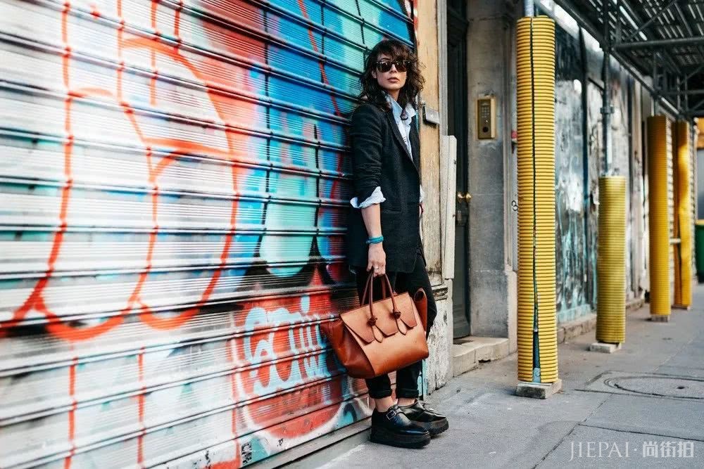 热珊瑚色来临之前,今年冬天是这个颜色的天下