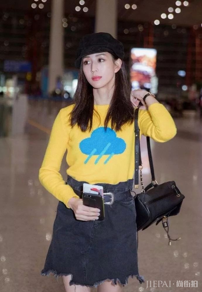 张钧甯这裤子都洗到发白了,居然还在穿!