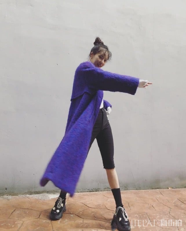 韩国知名歌手金泫雅,腰间别朵小白花,充满了Swag!