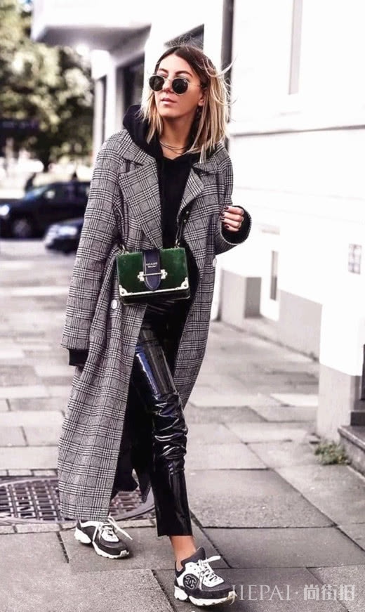 大衣怎么穿好看?看欧美女生搭配卫衣,更显独特与时尚
