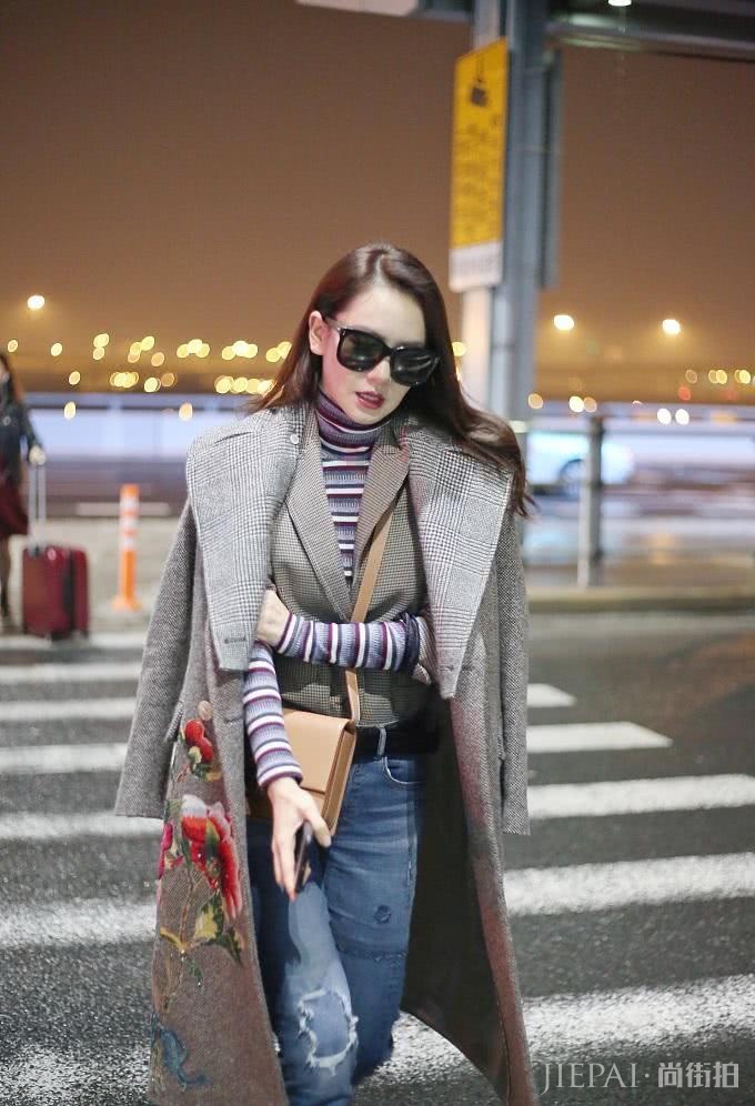 戚薇真浪费了这件“花瓣裙”,用力过度眼神超呆滞,美感全无了