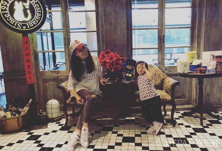 舒淇深V连衣裙!穿出少女感!