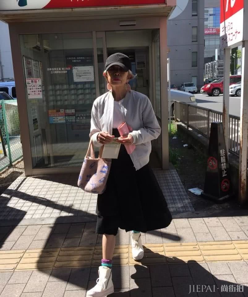 60岁老太太靠日常穿搭走红ins,一张照片获8千万点赞