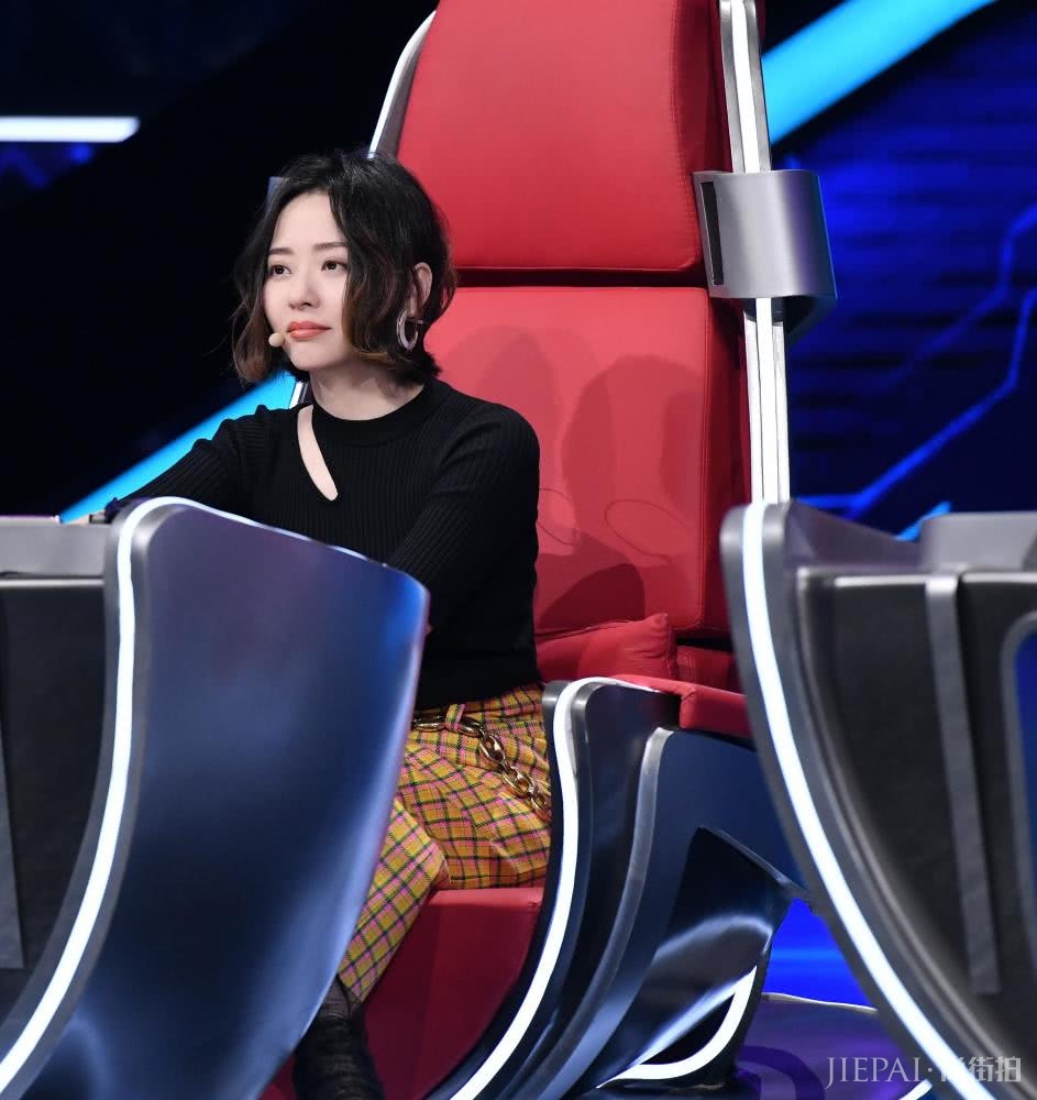 张靓颖太适合短发了,减龄发型就选它