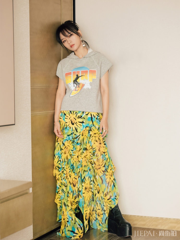 周笔畅居然爱上甜美风，但穿件蛋糕长裙就有点尴尬了！