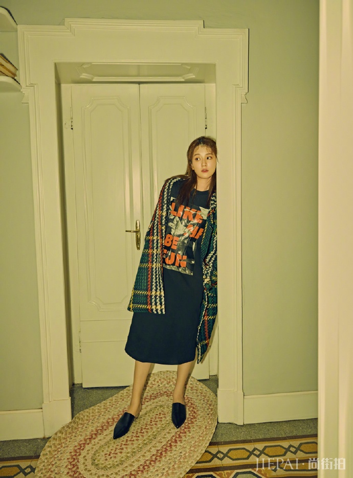 乔欣一身邻家女孩装，这个人看起来清纯了很多