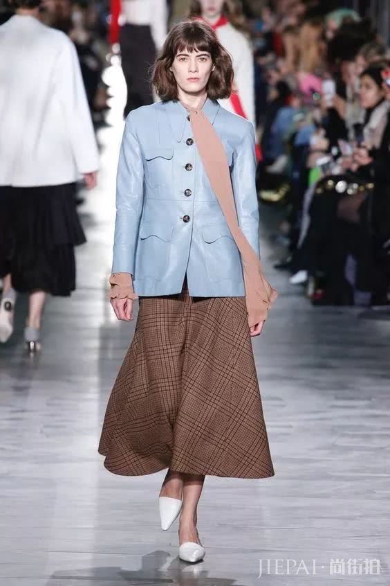 秋冬穿搭指南：不同肤色的人怎样穿衣更好？