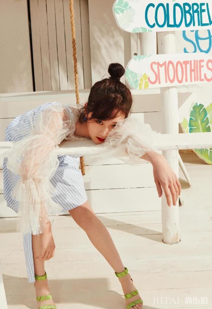 被《创造101》淘汰,机场却获众人簇拥,打扮减龄一笑超可爱