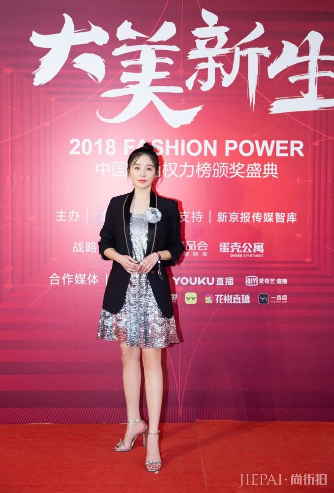 阚清子扎“冲天辫”,搭配西装和亮片连衣裙,知性又不失俏皮感