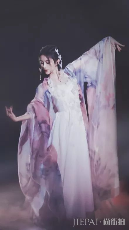 鞠婧祎亮相《国风美少年》!单眼皮也能轻松驾驭古风妆容