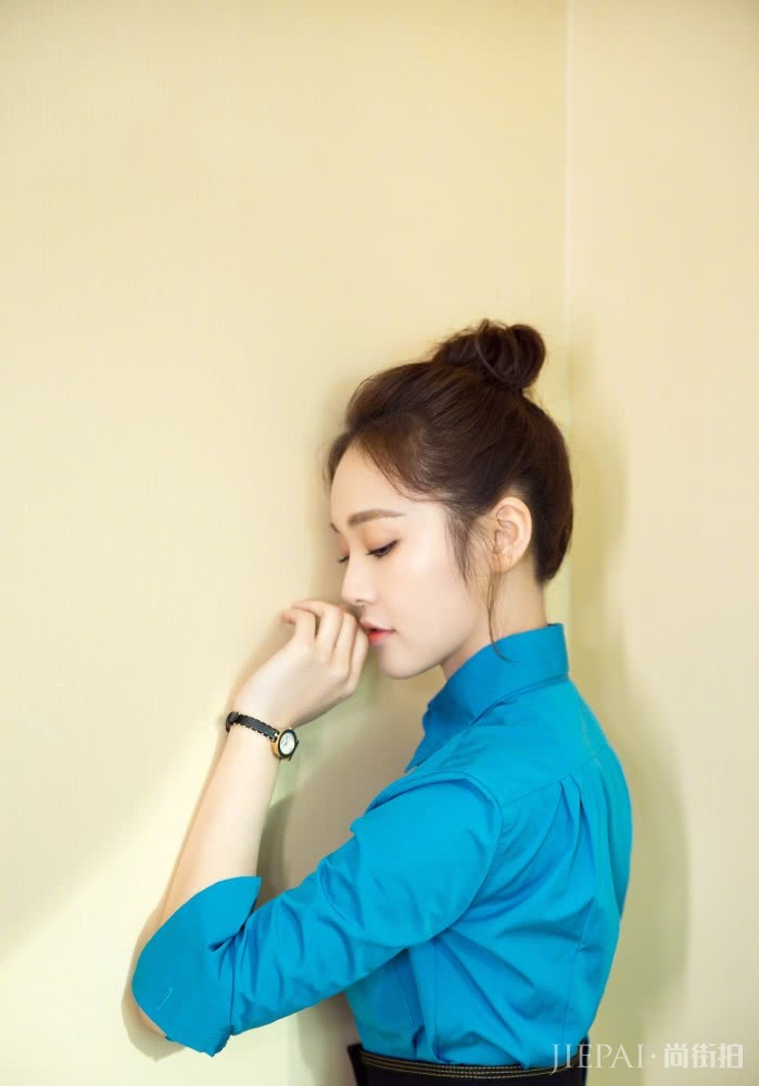 张佳宁扎丸子头再搭配蓝色衬衣,可爱又俏皮