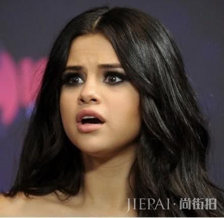 赛琳娜又穿运动衣秀小蛮腰啦