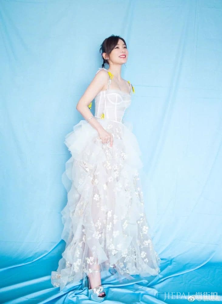 袁姗姗来“踢馆”！百变时髦的她难道不是稳赢？