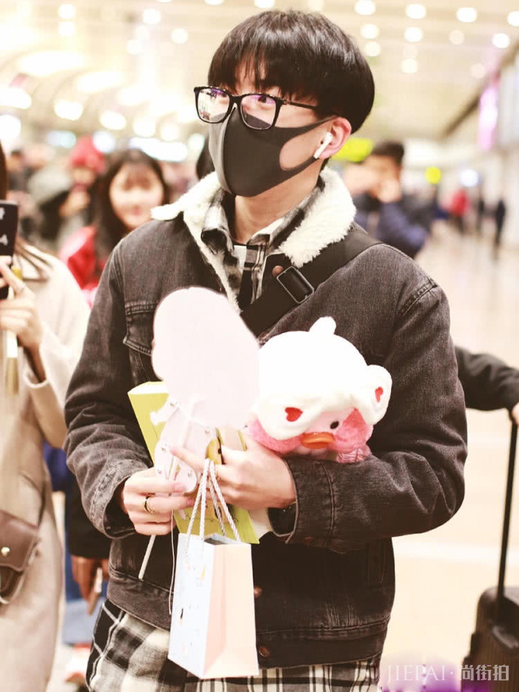 还在穿呢大衣？明星街拍都改穿保暖又时尚的加绒牛仔了