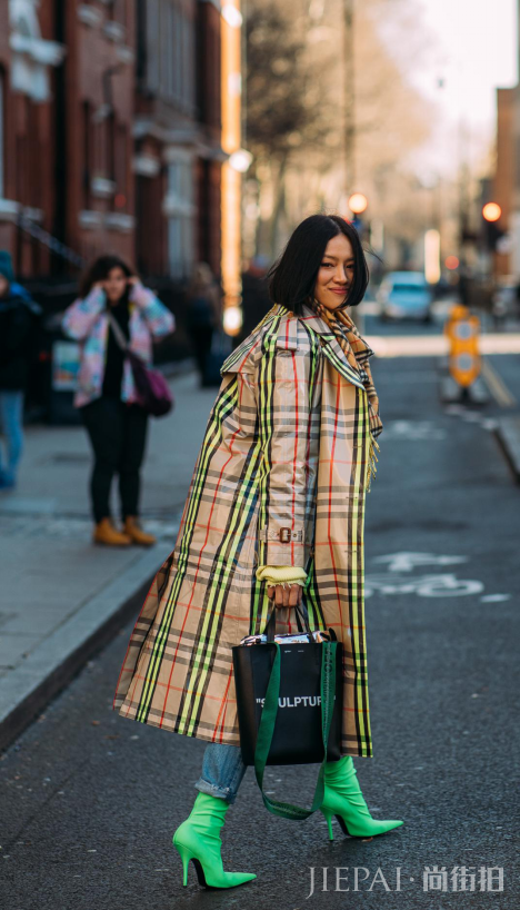 中长款大衣配什么围巾 夸张高饱和度做冬季主角