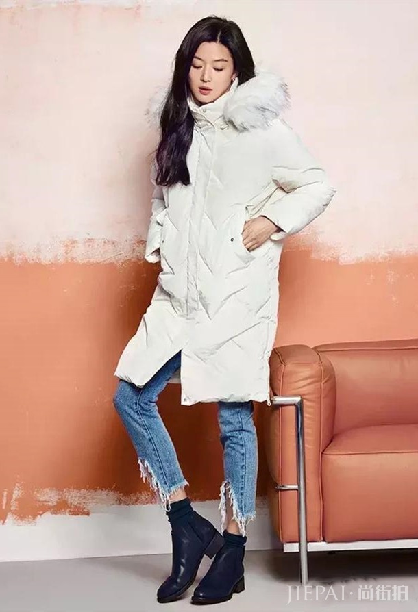 今年冬天用白色羽绒服抢镜，提升你的优雅形象