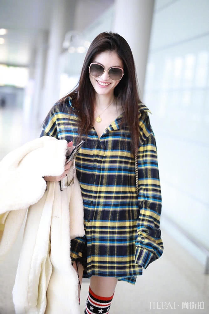 迪丽热巴、何穗罕见撞衫 为秀美腿费尽心思,谁才是真“腿精”?