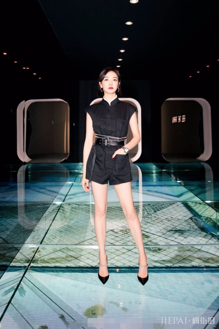 宋茜筷子腿大脚要穿42码的鞋吧!