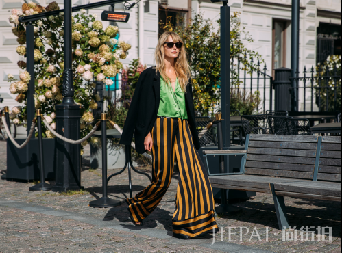 黑色短款大衣怎么搭配 精巧也要修长优雅复古魅力