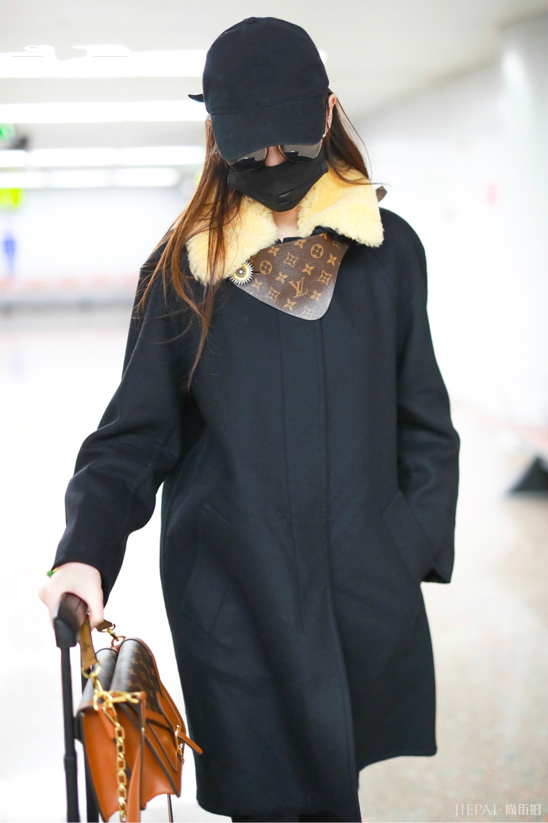 唐嫣机场秀画风大变,3万8的大衣露出LV标签