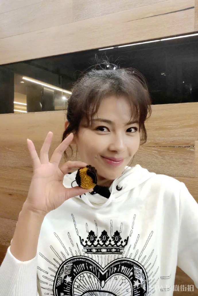 刘涛第1次尝试镂空透视装,美极了